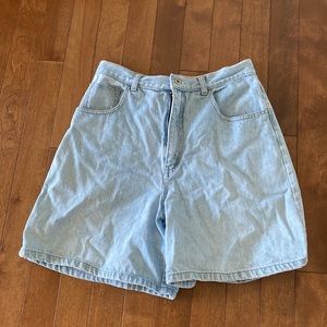 Light wash vintage mom jean short size 9